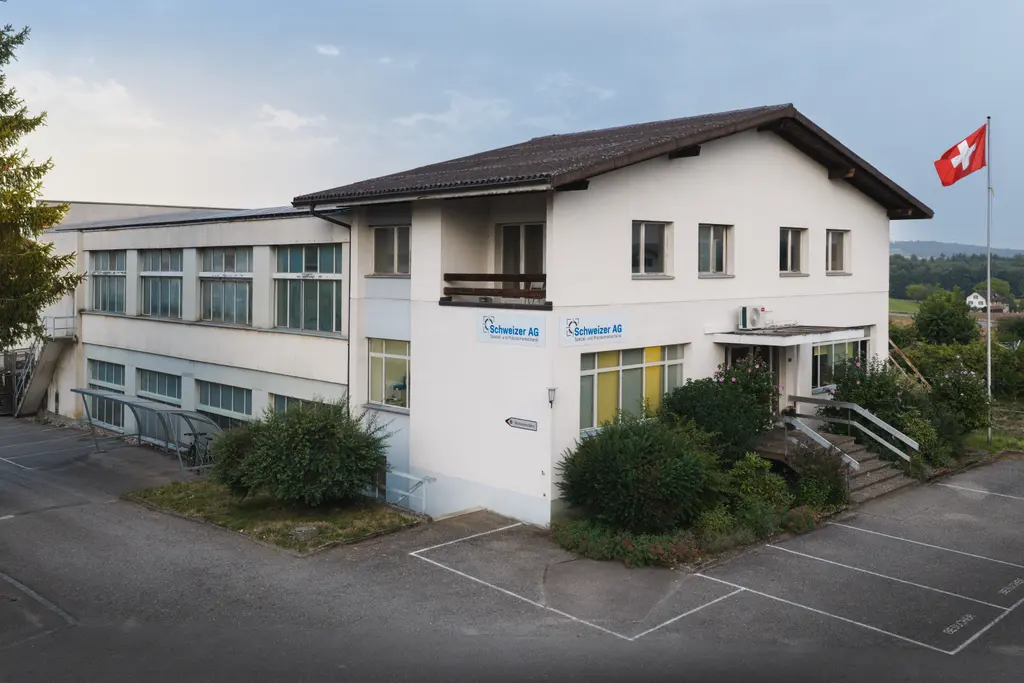 Eingang und Frontansicht der Schweizer AG an der Zelgstrasse 24 in Düdingen