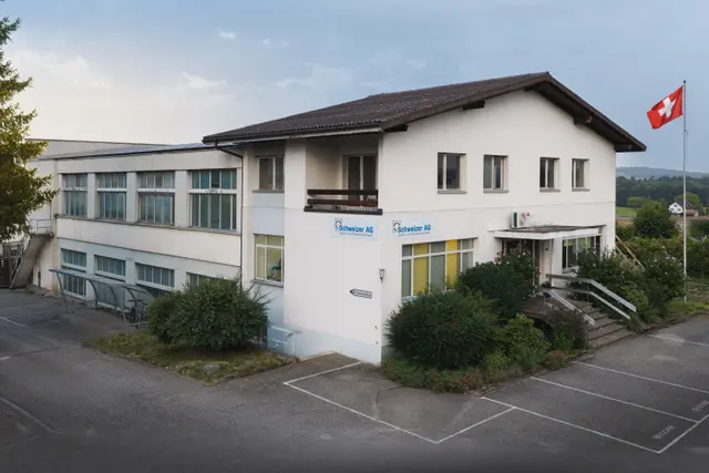 Eingang und Frontansicht der Schweizer AG in Düdingen