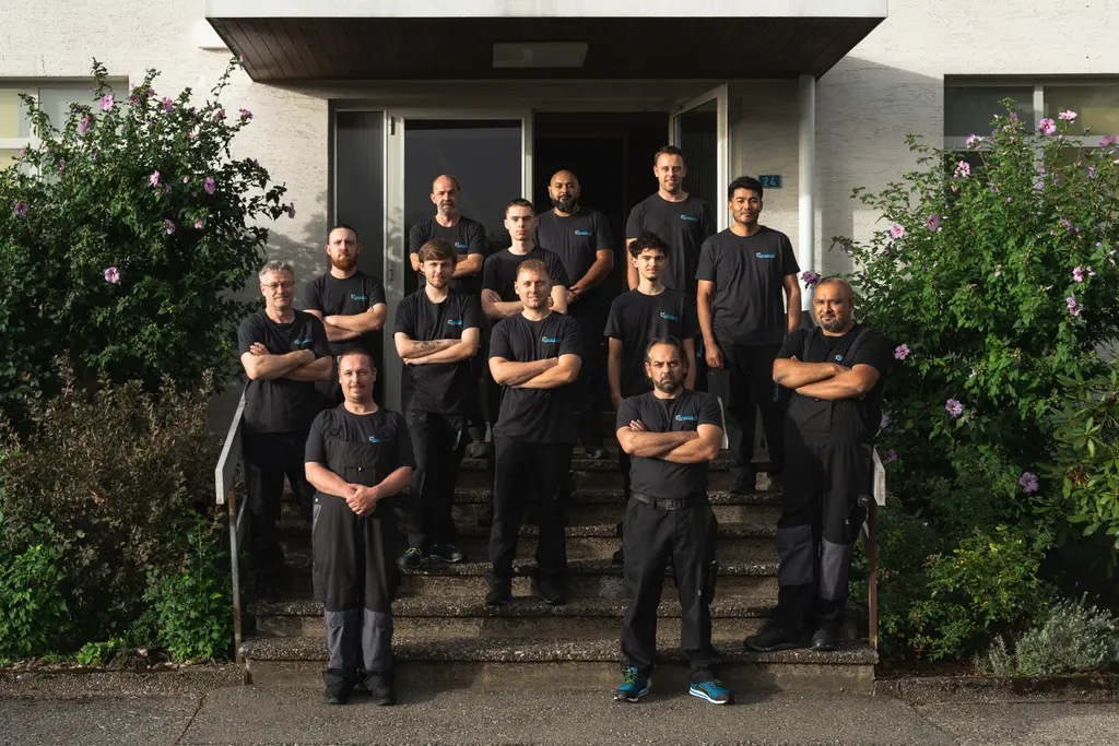 Das Team der Schweizer AG vor dem Betrieb in Düdingen